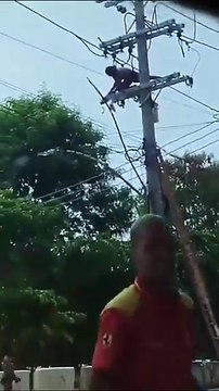 Un ladrón cae electrocutado cuando intentaba robar unos cables de cobre en Río de Janeiro, Brasil