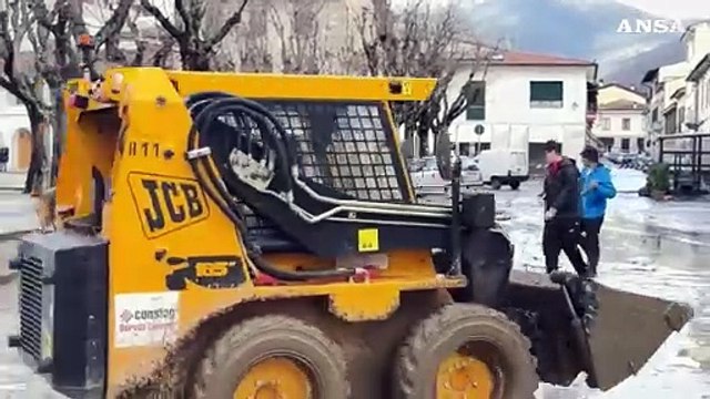 Maltempo in Toscana, a Sesto Fiorentino si rimuovono fango e detriti