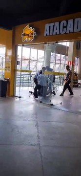 Vídeo: cliente acusa seguranças de supermercado de agredir morador em situação de rua