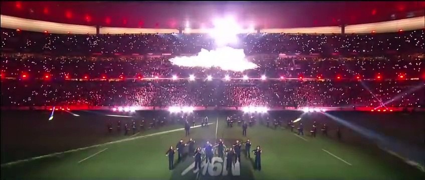 Louane a interprété, ce soir, pour la première fois son titre pour représenter la France : Maman , une chanson originale, dans laquelle elle s'adresse à sa mère, décédée en 2014 des suites d'un cancer