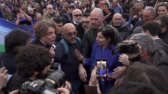 Assalto a Schlein ma la segretaria non risponde: «Se vuol fare l'intervista lei...»