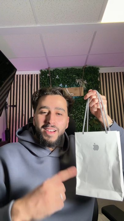 iPhone 1/100, plus que 99 ..