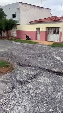 Morador do bairro Salgadinho reclama de atraso em obra de pavimentação na Rua Francisco Pontes