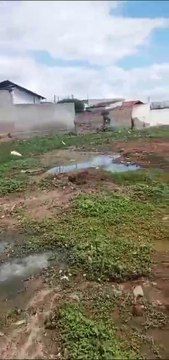 Moradora da Rua Cabo Severino reclama de esgoto a céu aberto há mais de um mês em Patos e cobra providências