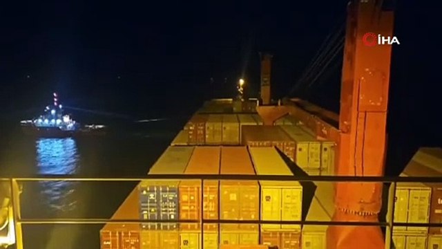 Yeşilköy’de karaya oturan kargo gemisi 13 saat sonra kurtarıldı