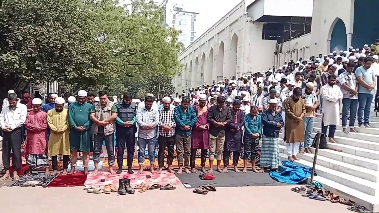 রমাজান মাসে যুম্মাবারে বাংলাদেশের জাতীয় মসজিদ বায়তুল মোকারম মসজিদে নামাজ আদায়