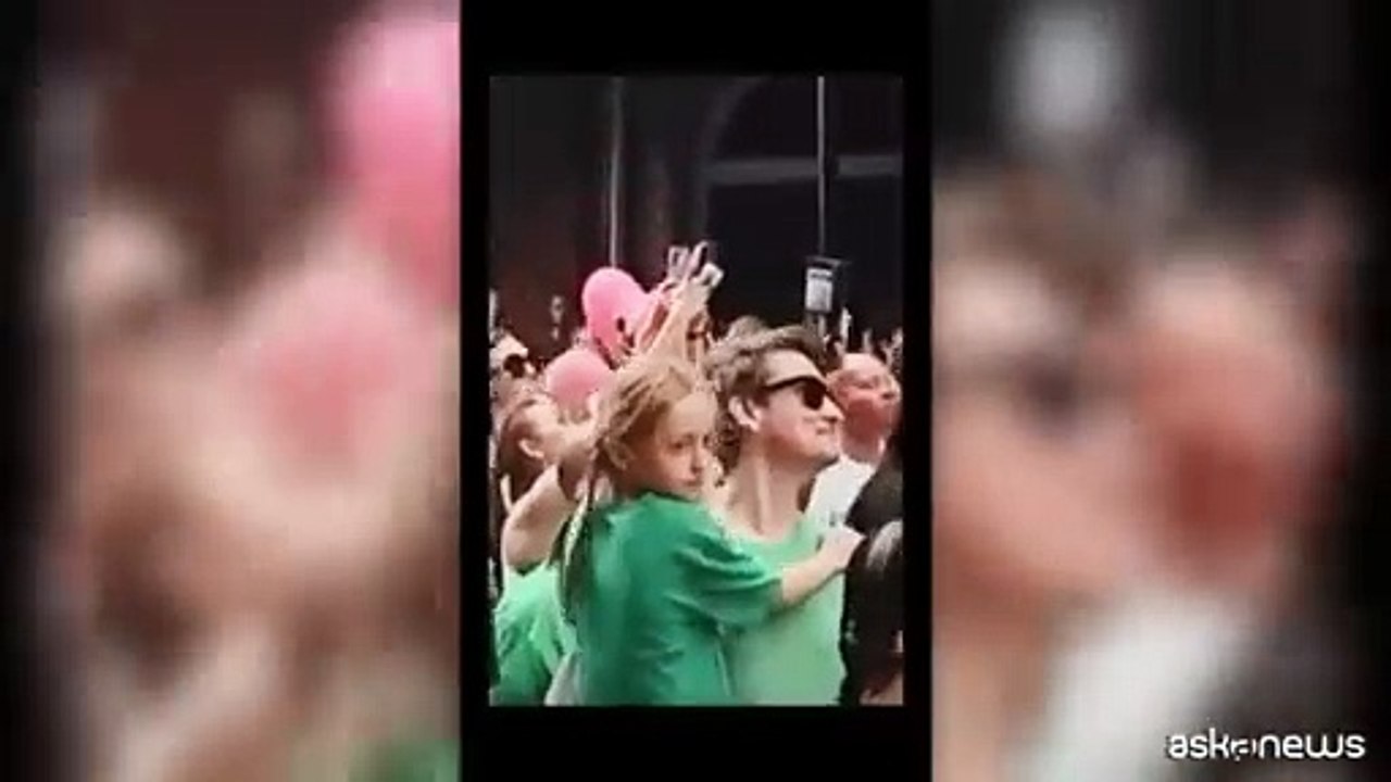 Ed Sheeran a New Orleans canta il nuovo brano in mezzo alla strada