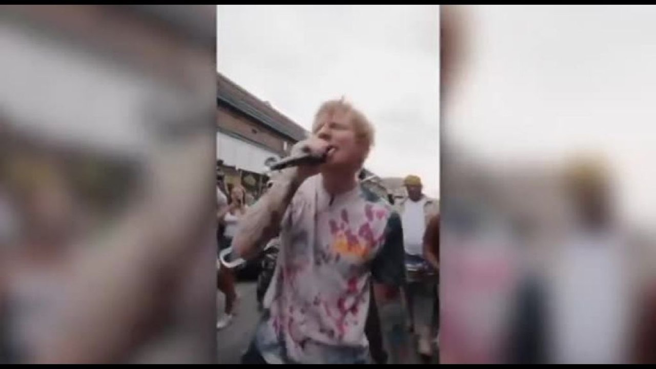 Ed Sheeran a New Orleans canta il nuovo brano in mezzo alla strada
