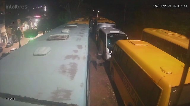 Bandidos furtam 14 baterias de sete ônibus escolares de Mulungu