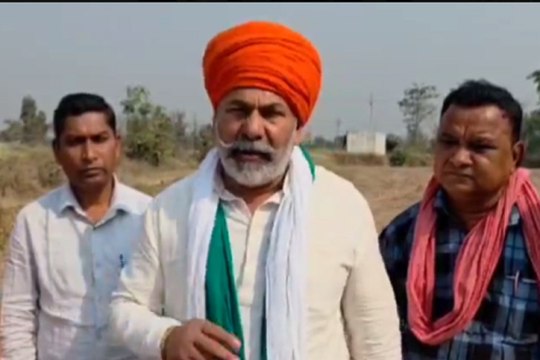 आत्महत्या करने वाले किसान के घर पहुंचे किसान नेता राकेश टिकैत