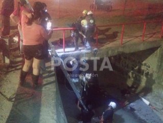 VIDEO | Rescatan a perrita en Escobedo tras caer en un canalón