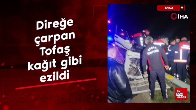 Tokat’ta direğe çarpan Tofaş kağıt gibi ezildi