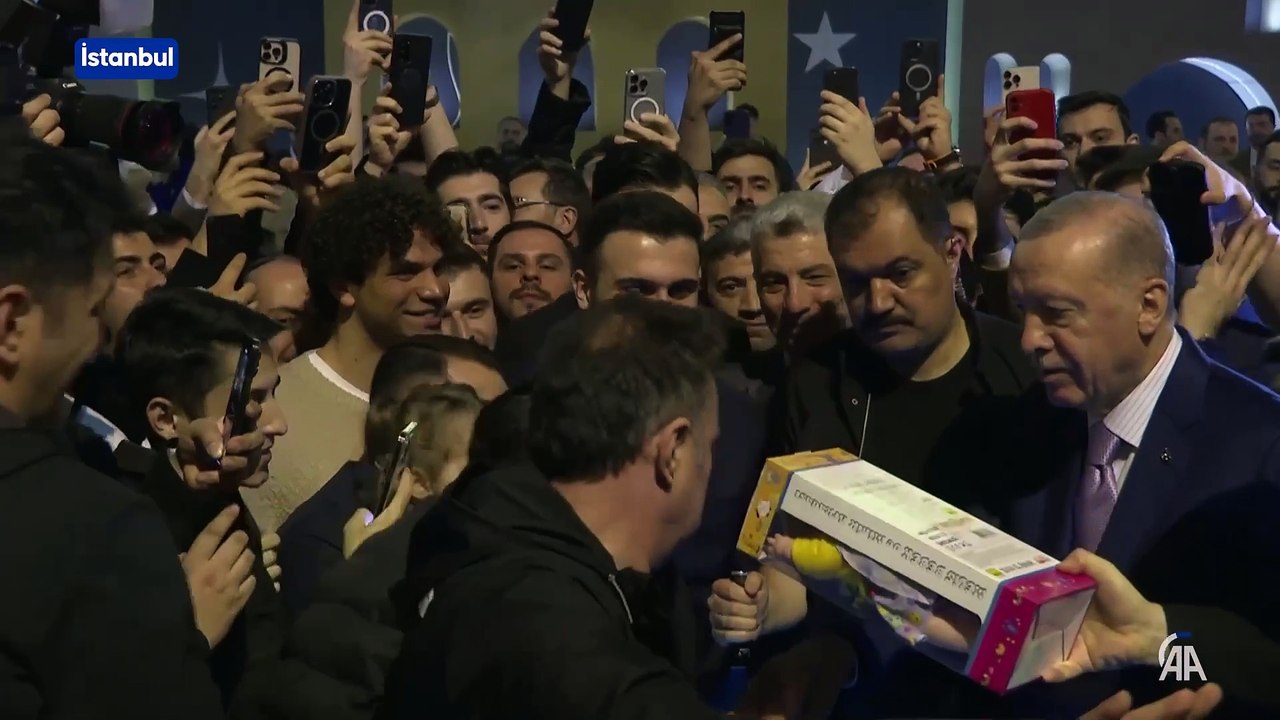 Cumhurbaşkanı Erdoğan, AK Parti İstanbul İl Başkanlığı'nda gençlerle bir araya geldi