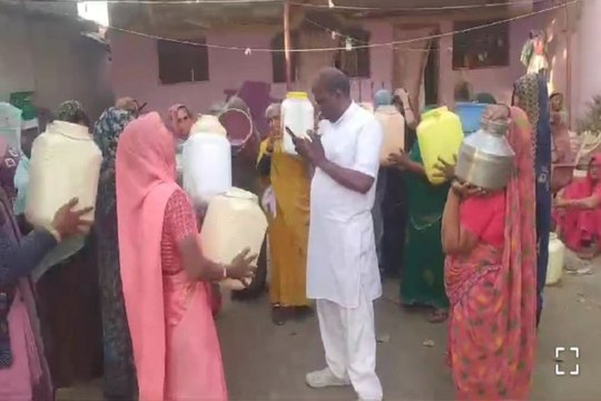 महिलाओं ने कहा सरपंच साहब पानी दो, सरपंच साहब पानी दो