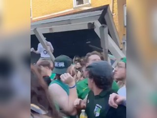 Party mit desaströsem Ende: Gäste feiern auf Dach, dann stürzt es ein