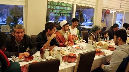 Yetim çocuklar için iftar sofrası açtılar