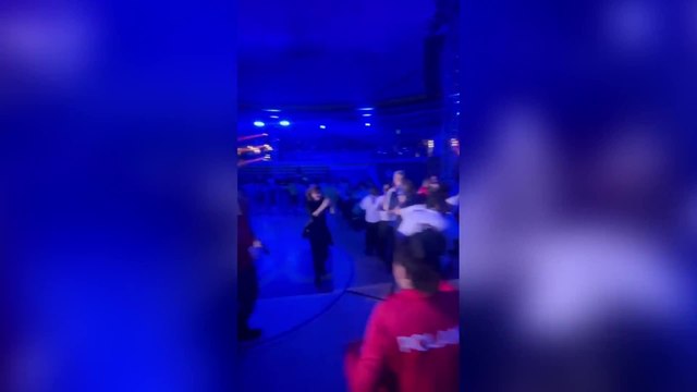 La cerimonia di chiusura degli Special Olympics Game di Torino: il «trenino» è internazionale