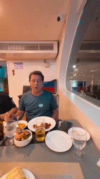 🍽️✨ Dinner on a cruise in Bangkok with stunning views of the Chao Phraya River!