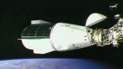 발 묶였던 우주비행사 교대 조 태운 캡슐, ISS 도킹 성공 / YTN