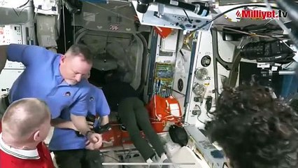 Uzay istasyonunda mahsur kalan astronotları kurtarmaya gelen ekibe 'uzaylı' sürprizi!