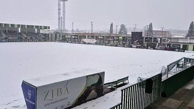 La nieve pone en apuros el partido de la Cultural en Segovia