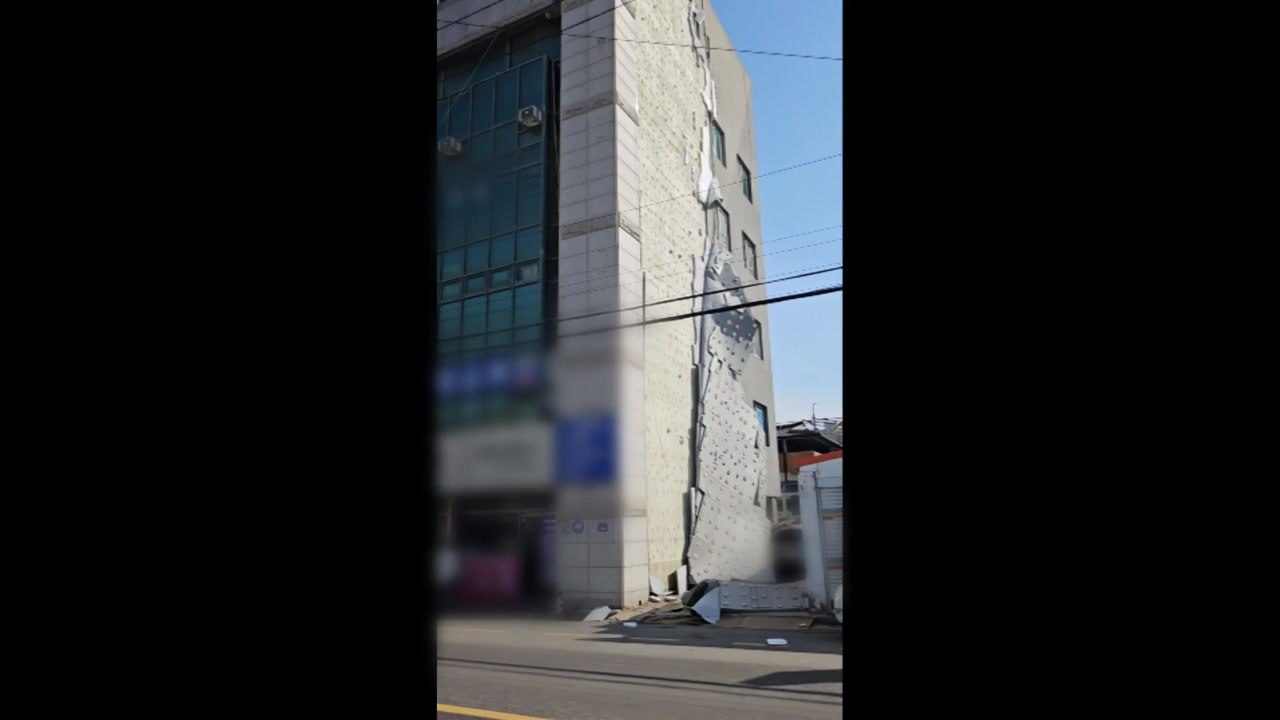 강풍에 건물 외벽 마감재 떨어져...승용차 1대 파손 / YTN
