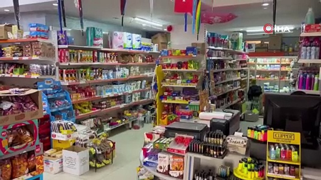 Esenyurt'ta markette tepki çeken görüntüler: 15 yaşındaki çocuğa böyle saldırdılar!