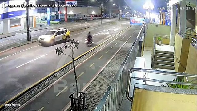 Ladrão cobre placas de carro com pano vermelho, foge da PM e é preso após furtar R$ 10 mil em roupas em Pinhais; veja vídeo