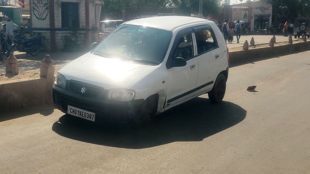 Watch Video: अचानक चलती कार का निकला टायर, हादसा टला