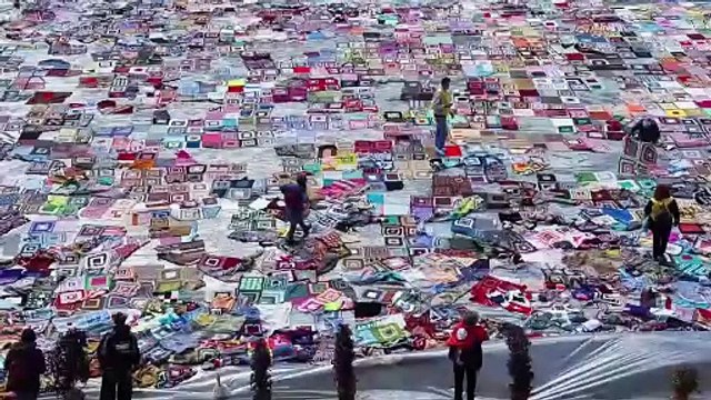 Migliaia di coperte in piazza Duomo: cos? Pistoia dice no alla violenza sulle donne