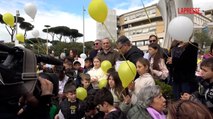 Papa Francesco, la «carezza» di 300 bambini all'ospedale Gemelli