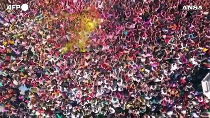 India, Ahmedabad si colora per celebrare l'Holi