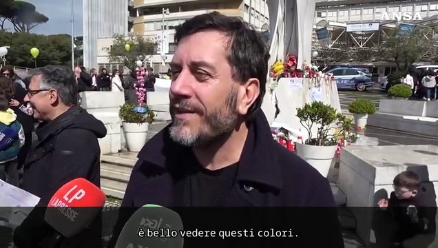Papa ricoverato, con i bambini davanti al Gemelli e' questa la piazza della pace