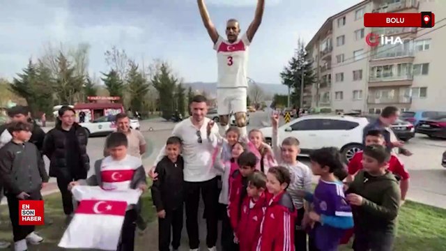 Merih Demiral, Bolu’daki ‘Bozkurt’ heykelinin yanında