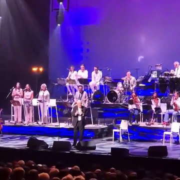 Des individus tentent de saboter le concert d'Enrico Macias à Paris, alors que près de 4.000 personnes sont dans la salle : Je n'ai pas peur. Ils peuvent faire ce qu’ils veulent, même me jeter une bombe !
