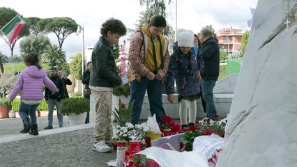 Vaticano divulga 1ª foto do papa no hospital; fiéis dançam tango para o argentino