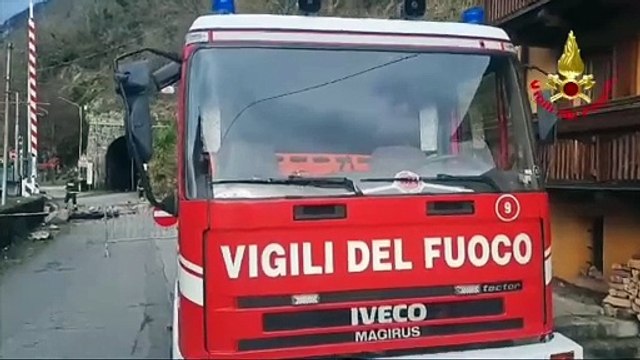 Frana a Verceia, grossi massi invadono la strada e il passaggio a livello