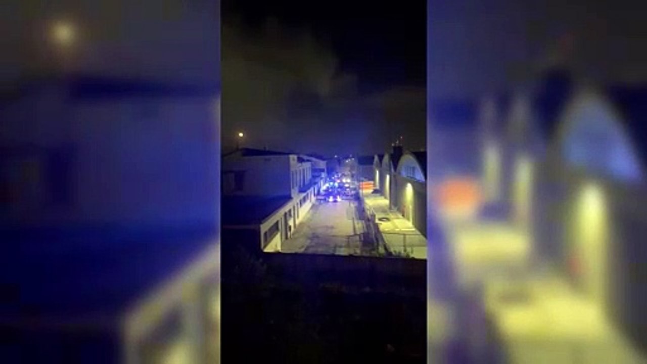 Montemurlo, incendio nel piazzale di un capannone: l'intervento dei vigili del fuoco