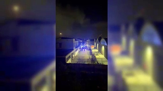 Montemurlo, incendio nel piazzale di un capannone: l'intervento dei vigili del fuoco