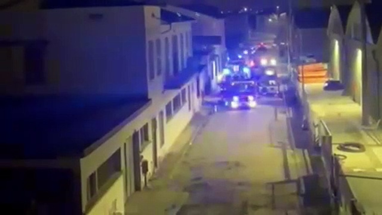 Incendio in una ditta tessile in provincia di Prato: imponente colonna di fumo