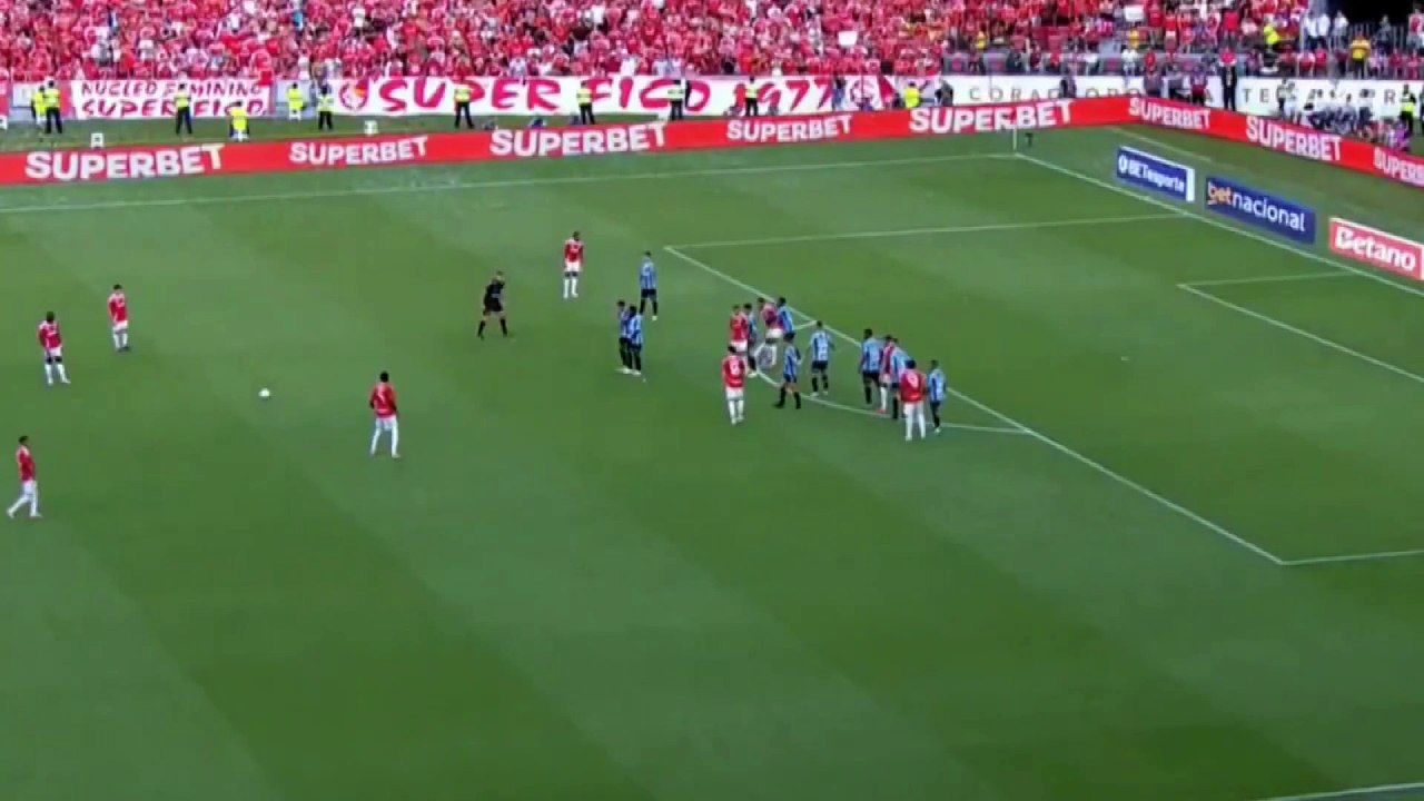 Fenerbahçe'nin eski yıldızı Valencia'dan harika frikik golü!