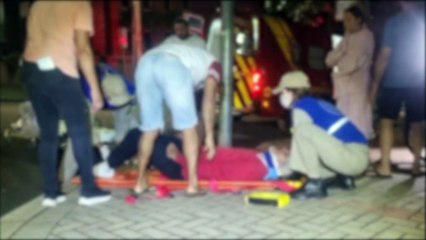 Jovens motociclistas são hospitalizados após acidente no centro de Cascavel