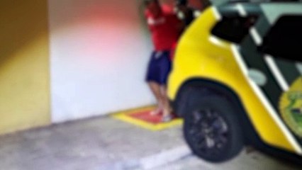 Homem desacata PMs e tira a roupa após denúncia de violência doméstica no Santa Felicidade