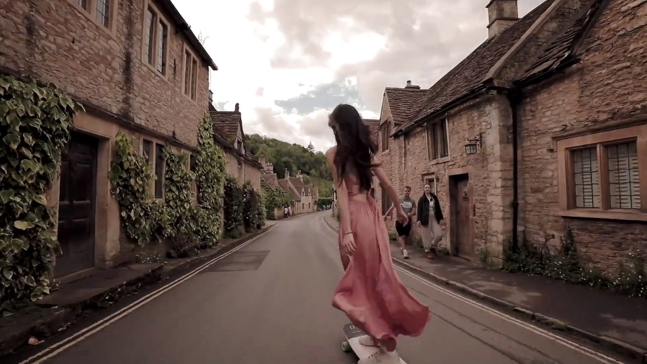 a beautiful woman play the skateboard