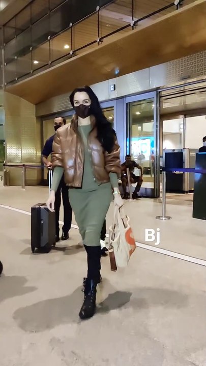 shraddha_kapoor_airport_look_status__shraddha_Kapoor_awaits_her_fans_at_Delhi_airport(#Pru111)