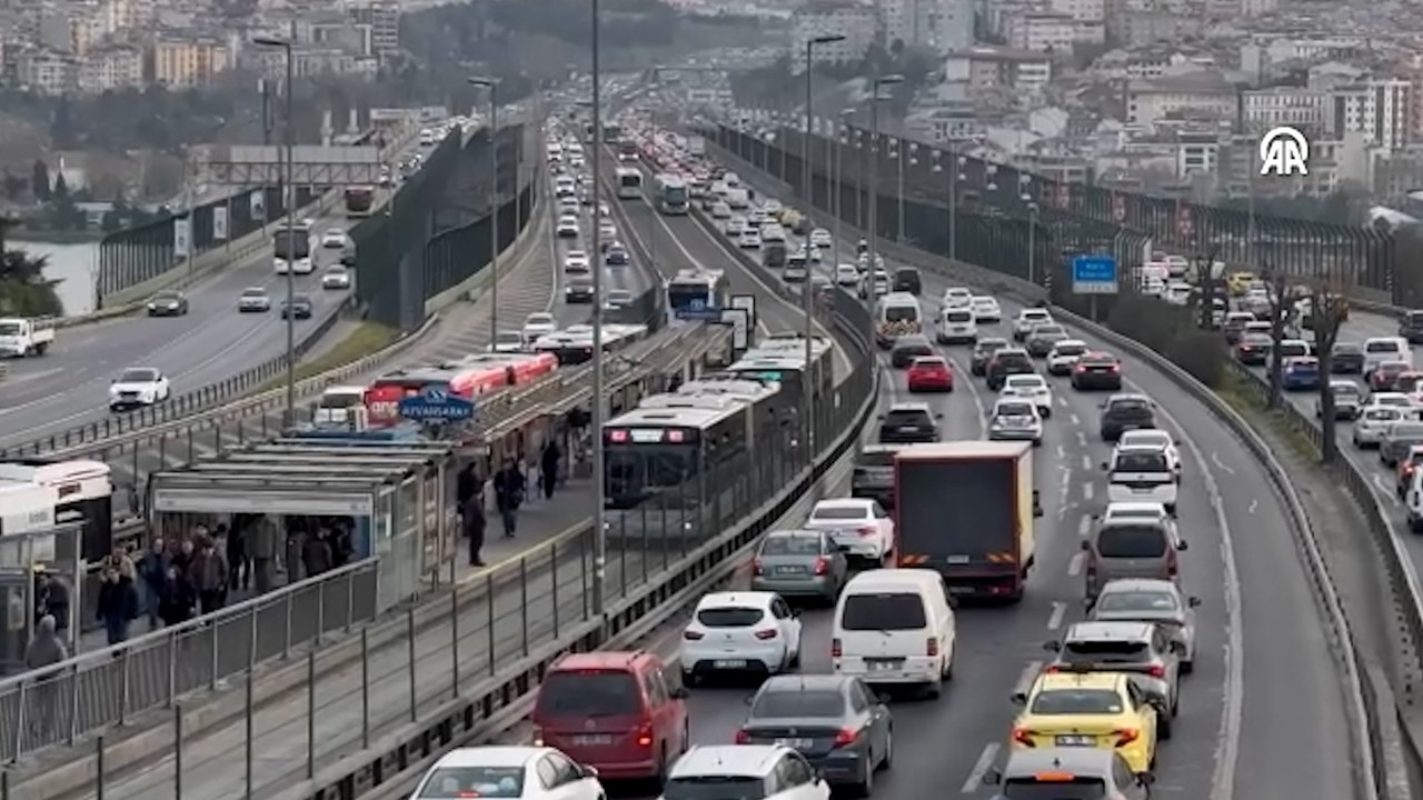 İstanbul'da haftanın ilk iş gününde trafikte yoğunluk yaşanıyor