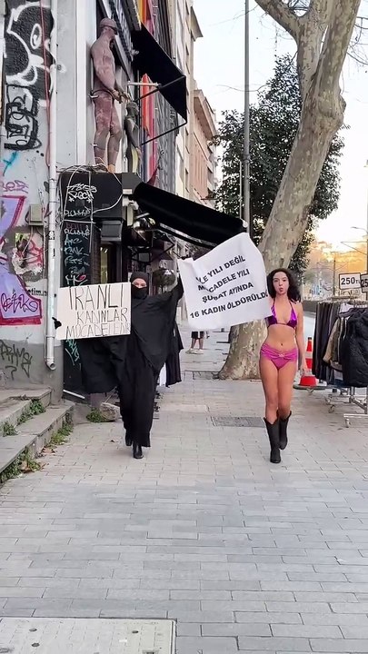 Bikinili protestocu Melisa Aydınalp bu sefer çarşaflı bir kadınla birlikte yürüdü