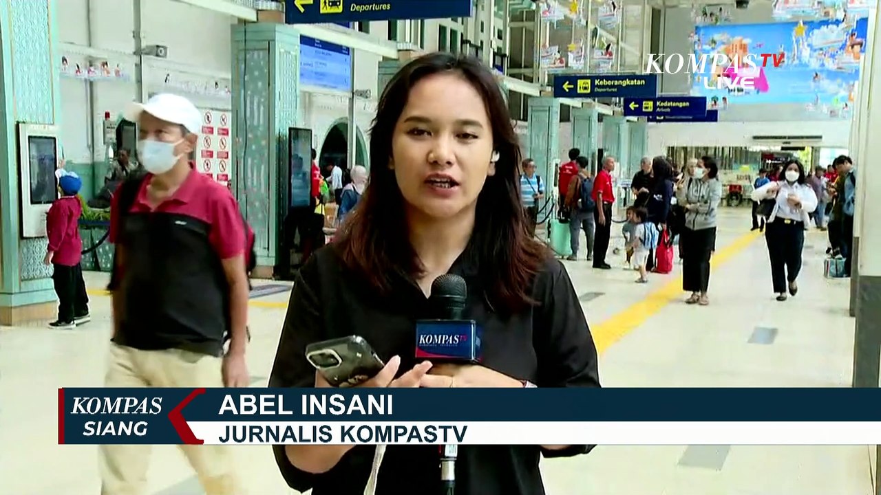 Pantauan Kepadatan di Stasiun Senen dan Gubeng saat Warga Mudik Lebih Awal