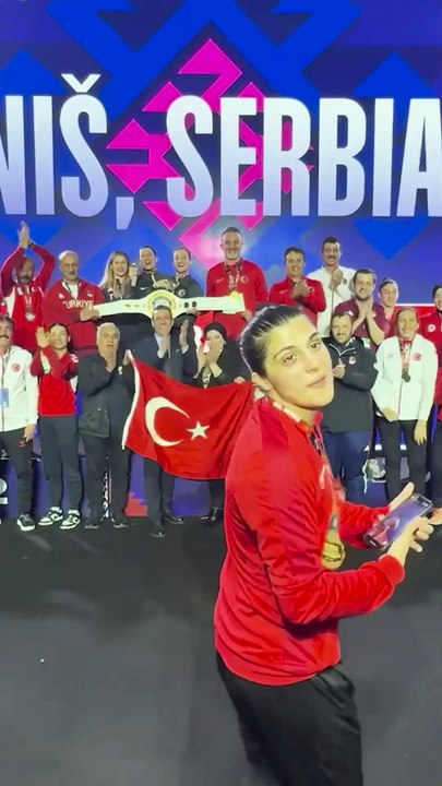 Türkiye Kadın Boks Milli Takımı'nda Busenaz Sürmeneli ve Buse Naz Çakıroğlu dünya üçüncülüğünü "kolbastı" oynayarak kutladı