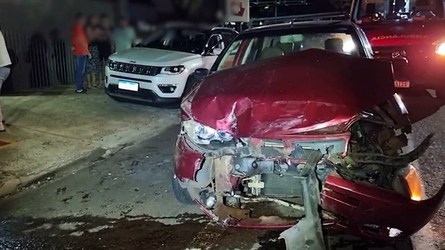 Forte batida entre Jeep e Palio deixa mulher ferida no Centro de Cascavel